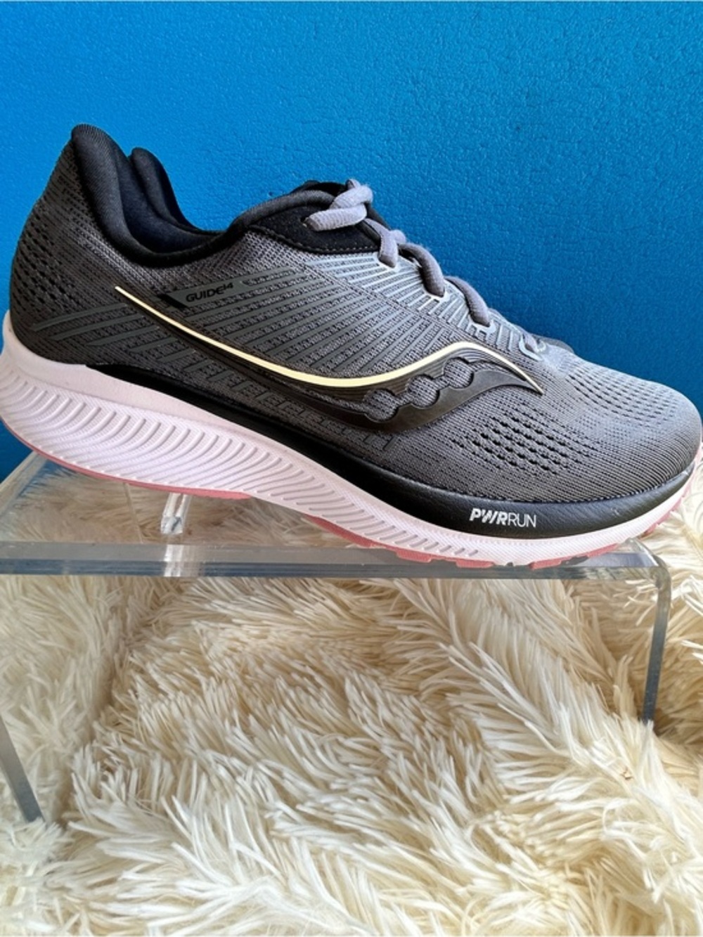Saucony Guide 14 running shoes in the charcoal and rose color size 8